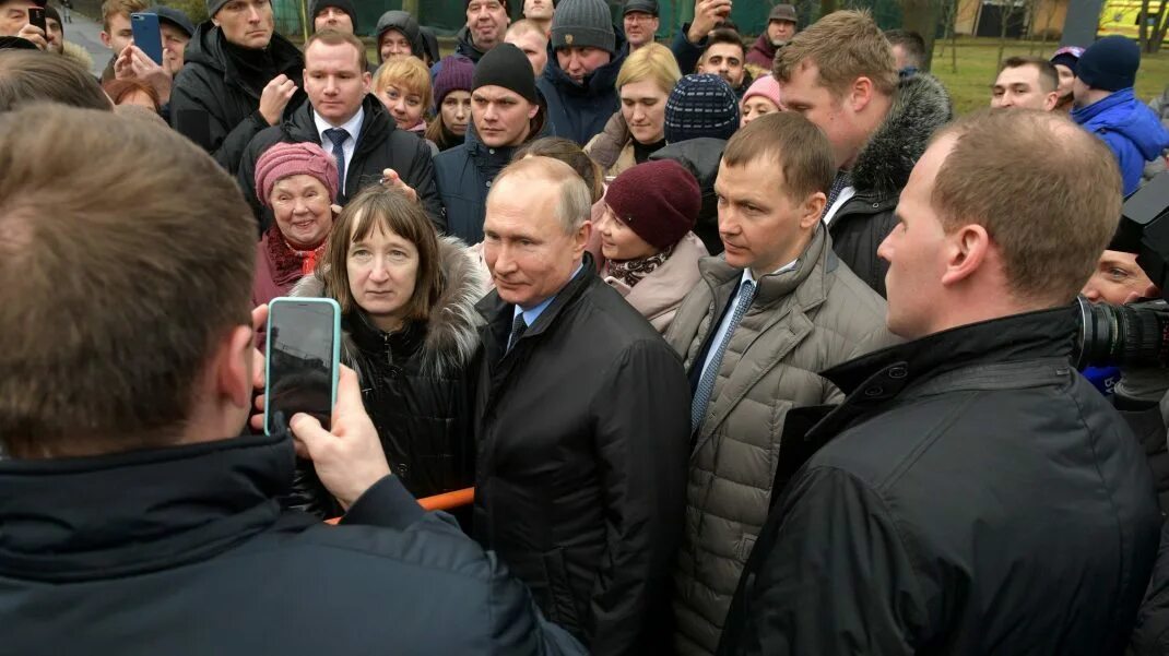 Новости россии а также самые последние. Путин в Питере. Путин общение с народом. Путин с толпой. Путин на улице.
