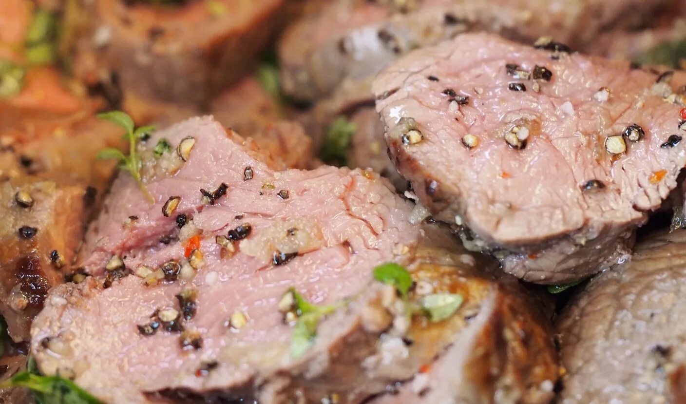 Телятина гуляш. Говядина стейк osso buco. Телятина тушеная с овощами. Телятина с овощами в духовке. Свинина тушеная блюдо.