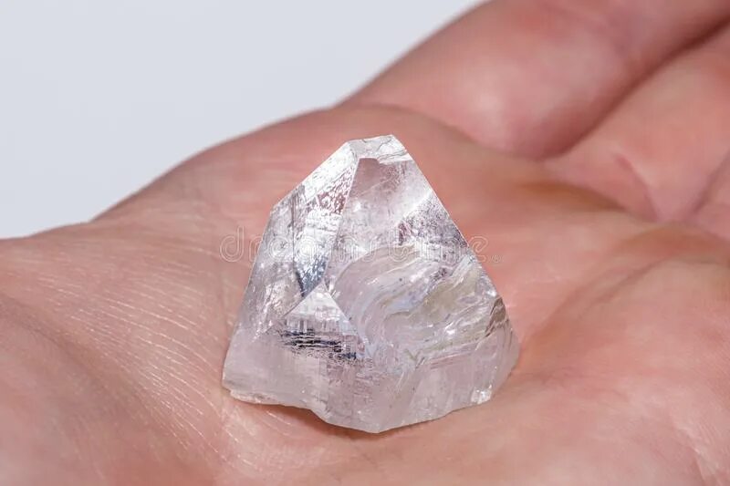 Неограненный Алмаз. Белый Алмаз камень необработанный. Необработанный Алмаз на ладони.