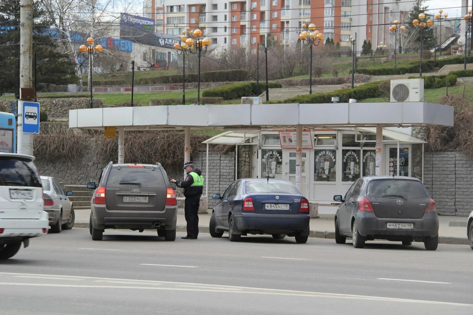 Автомобиль припаркован на остановке. Парковка возле остановки общественного. Стоянка общественного транспорта. Стоянка на остановке общественного транспорта. Нарушение правил 9