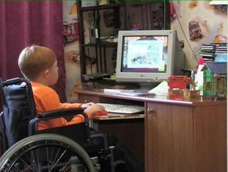 Дистанционное обучение детей инвалидов. Компьютер для детей с ограниченными возможностями. Ребенок инвалид за компьютером. Дистанционное образование у инвалидов детей. Компьютер для инвалидов.