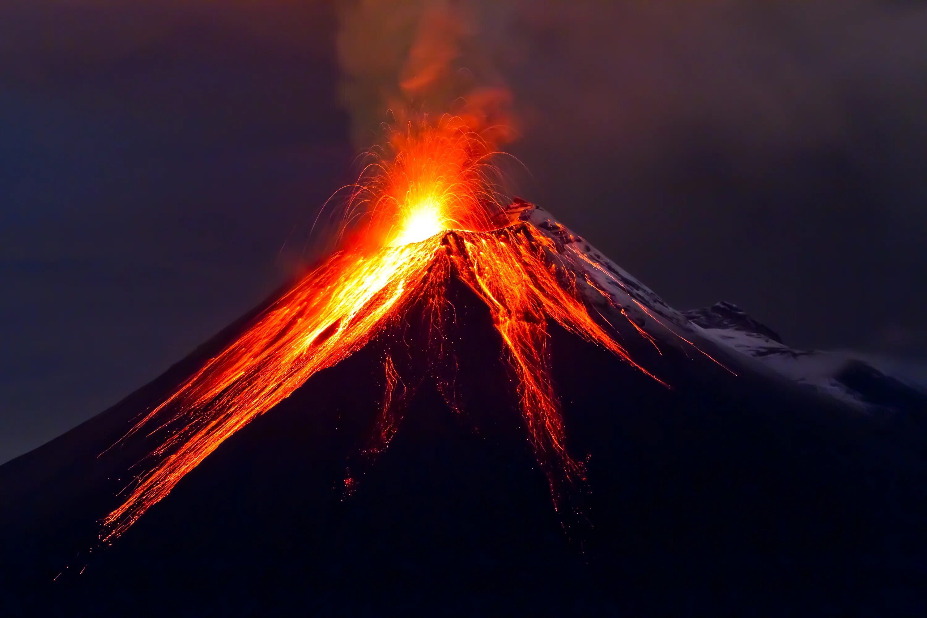 Вулкан ключевская сопка извержение 2021. Супервулкан йеллоустоун. Volcanic activity. Питон-де-ла-фурнез индийский океан. Иелунстон вулкан.