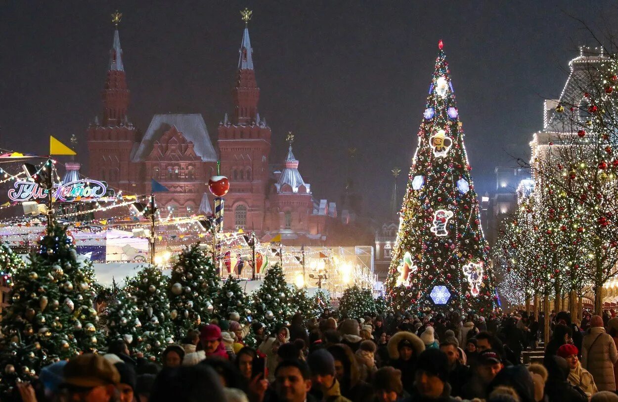 Провести новый год в россии. Новогодняя Москва. Красная площадь новый год. Праздник новый год в России. Елка на красной площади.