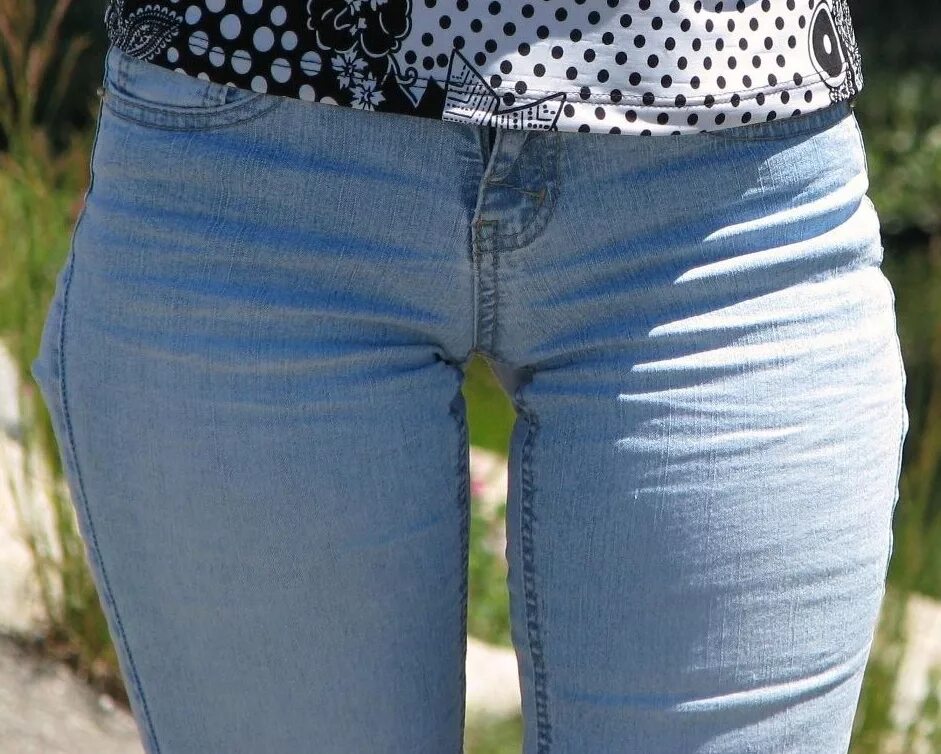 Джинсы в обтяжку. Видно через джинсы. Сквозь джинсы. Женские джинсы спереди.