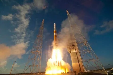 С земли стартует космическая ракета на каком