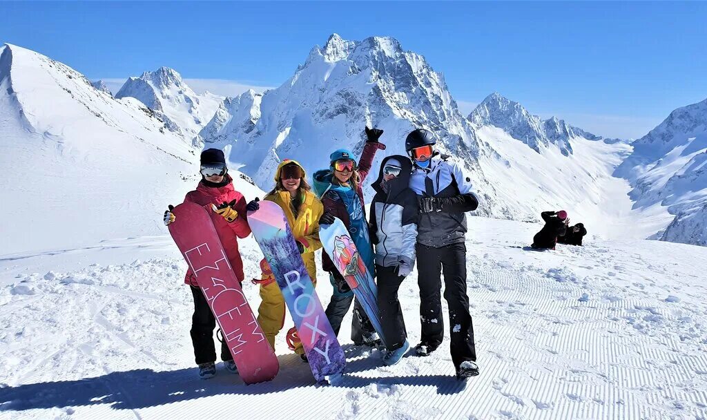 Ночной домбай 2020. Домбай горная территория горнолыжный курорт. Отдых в домбае в декабре 2023. Домбай (горная территория). Домбай фото зимой туристов.