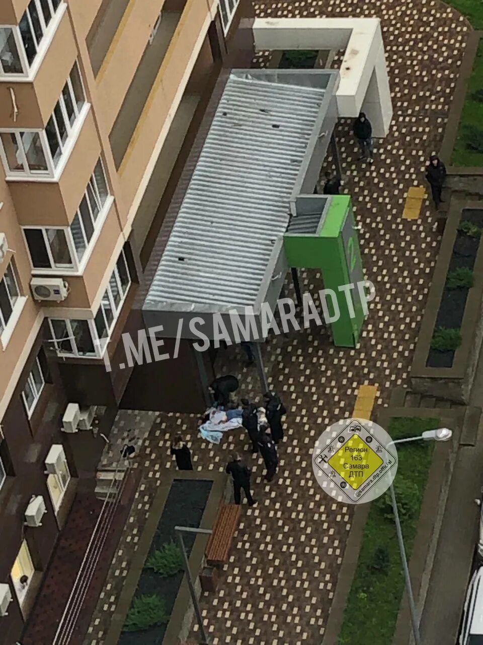 Красноярск упал из окна. Мужик упал с 17 этажа на коляску. Мать скинула ребенка с 6 этажа в самаре. Упал из окна самара. В воронеже парень выпал из окна.