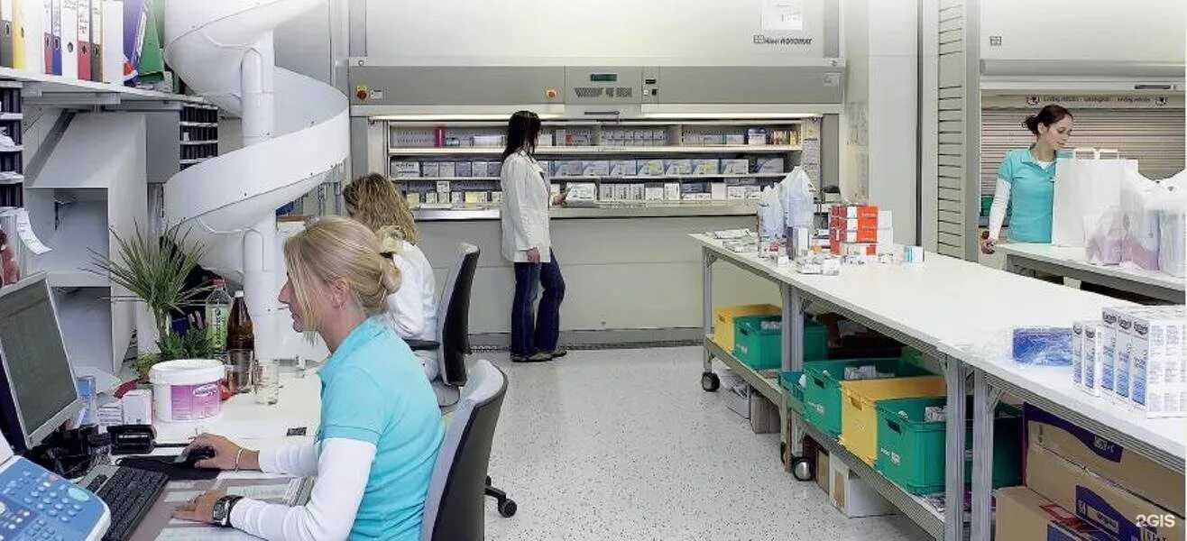Провизор на склад. Фармацевт и лекарства. Провизор на складе. Стеллажи с лекарствами. Провизор на склад.