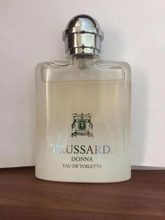 Trussardi donna eau de. Труссарди Донна прозрачный флакон. Trussardi don прозрачный флакон. Труссарди духи мужские прозрачный флакон. Trussardi jasmin.