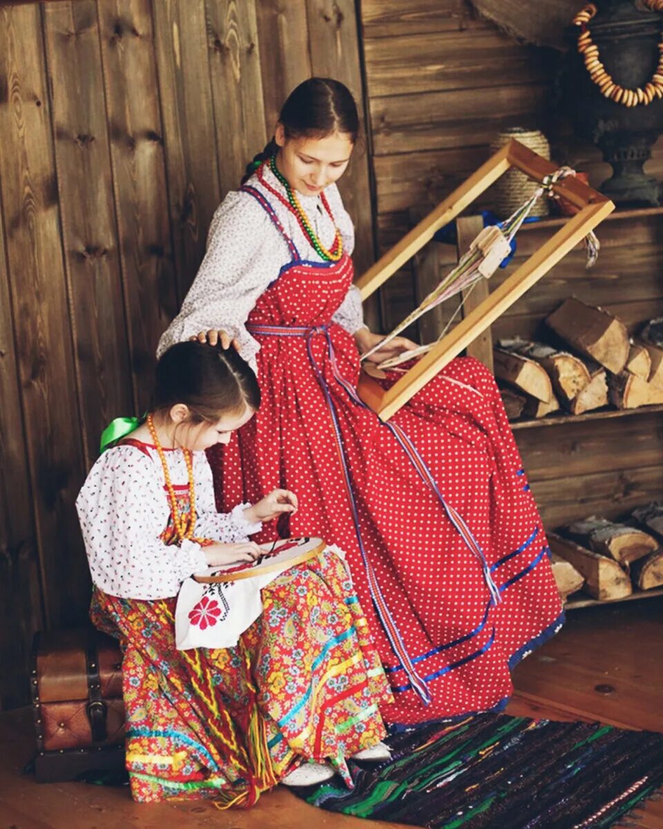 Мама хранительница семейного. Рукоделие в старину. Рукодельницы на Руси. Девушка вышивает на Руси. Рукоделие в старину на Руси.