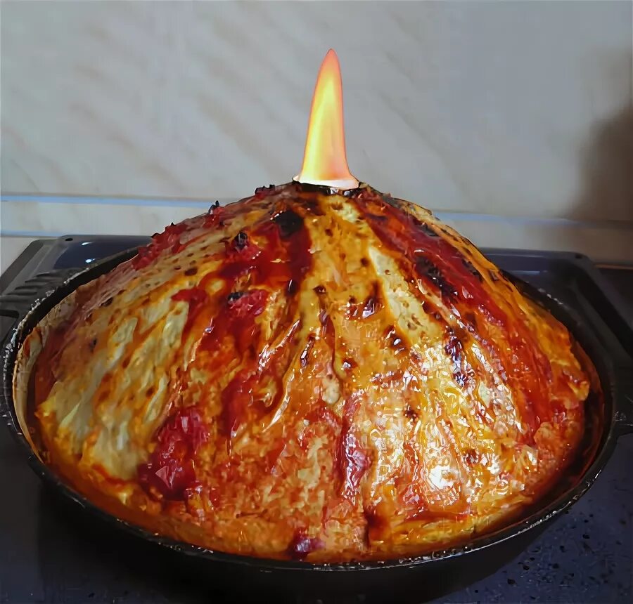 салат вулкан. вулкан из картофельного пюре. вкусный вулкан горячее блюдо. рецепт картофельное пюре вулкан. вулкан из картофельного пюре.