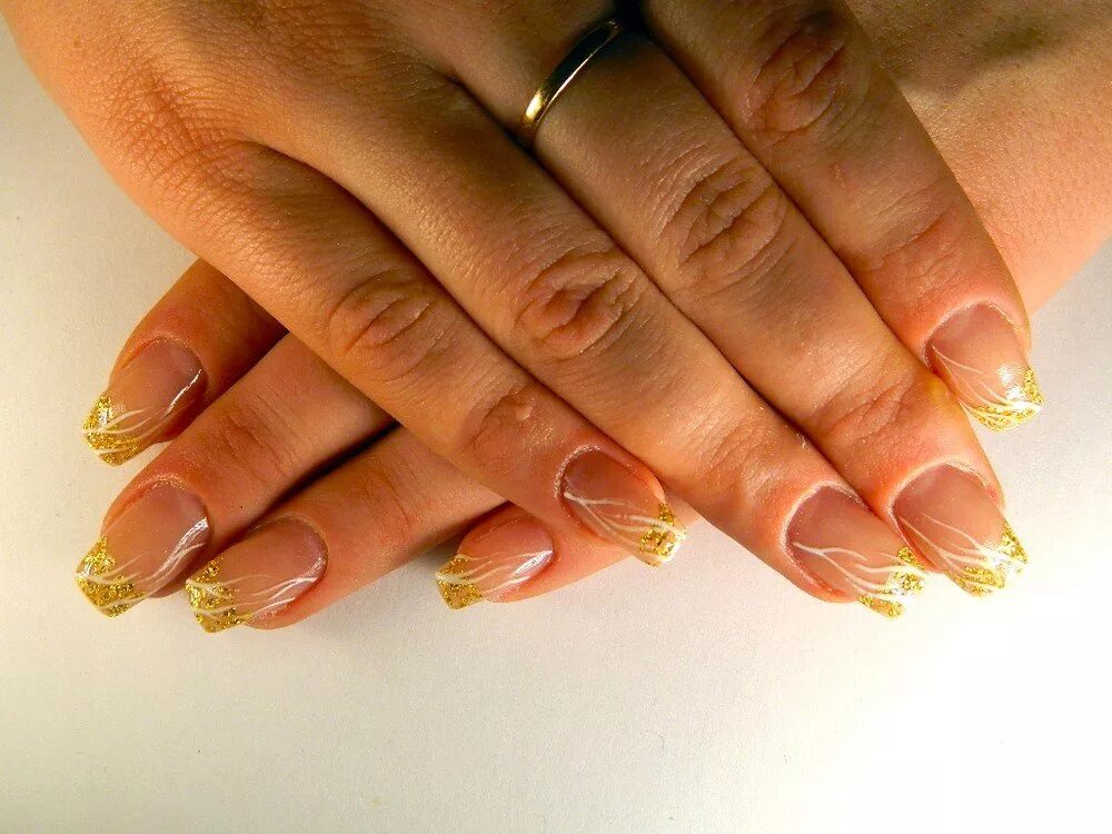 Маникюр золотой френч. Френч с золотом на ногтях. Золотой френч. Выкладной френч золотой. Френч с золотом.