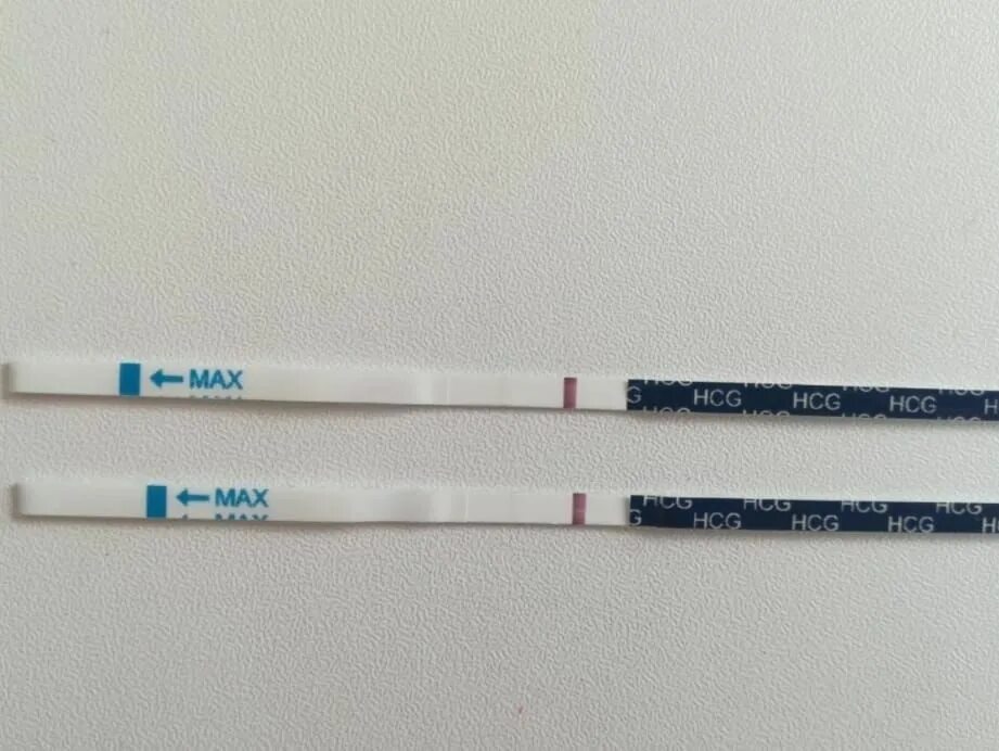 Тест на беременность показал бледную полоску. Тест на беременность вторая полоска бледная тест. Тест на беременность 2 полоска бледная слабая. Тест на беременность светлая вторая полоска. Бледная тест полоска тест.