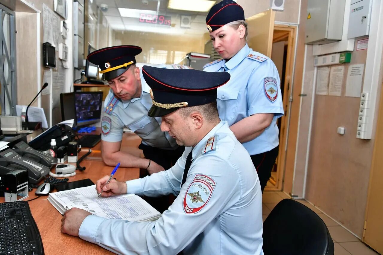 Дежурная часть московской области телефон. Дежурный ОВД. Дежурная часть полиции. В дежурной части полиции. Дежурной части ОВД.