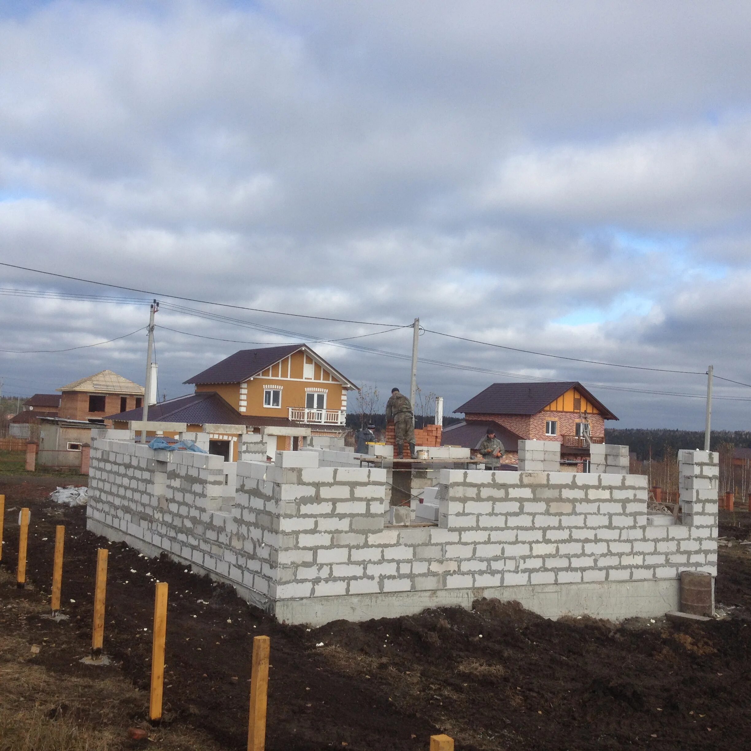 поселок таунхаусов елочка новорижское шоссе. жск металлооптика сосновый бор. фабрика сипа сип 47. в поселке построили 4 дома в каждом. таунхаус в сосновом бору.