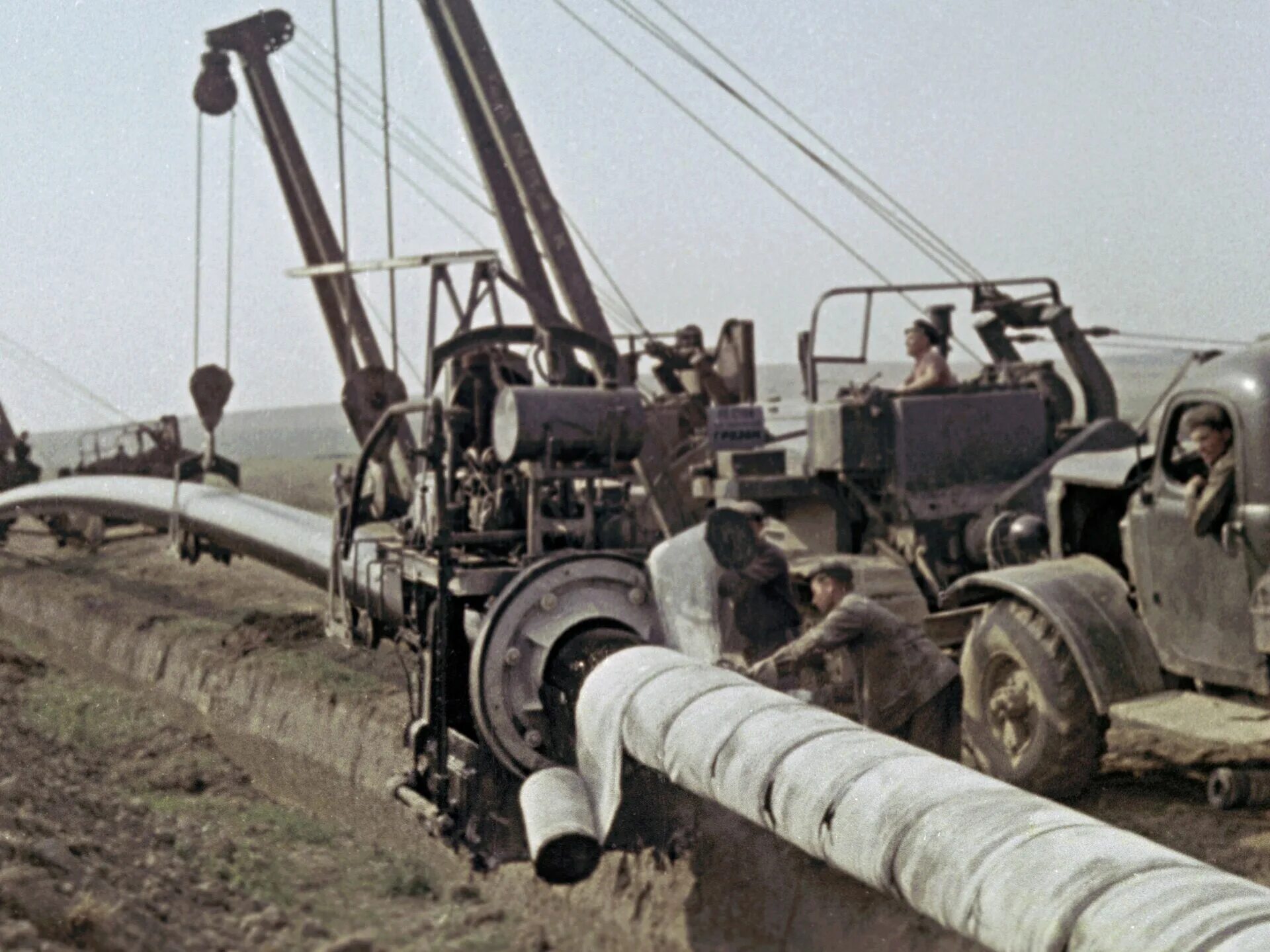 Какой нефтепровод был построен в 1960 е. Нефтепровод Дружба Ужгород. Строительство нефтепровода Дружба. ЗИЛ-157к/ТВ-5 трубовоз. Газопровод Дружба СССР.