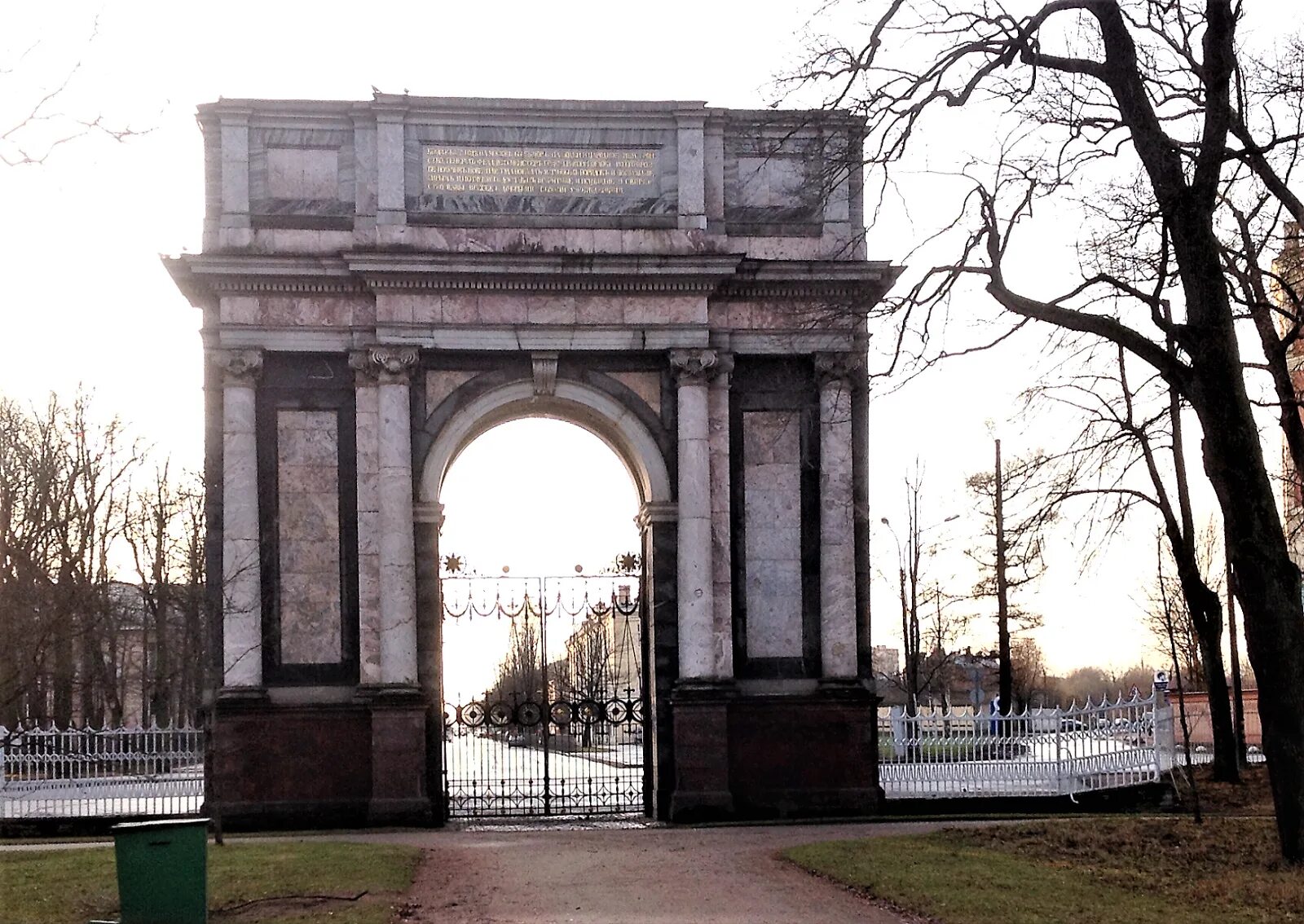 Мемориальные объекты Екатерининский парк в Москве. Мемориальный комплекс Екатерининский  парк. Екатерининский парк сооружения. Мемориальные сооружения Берлинская арка.