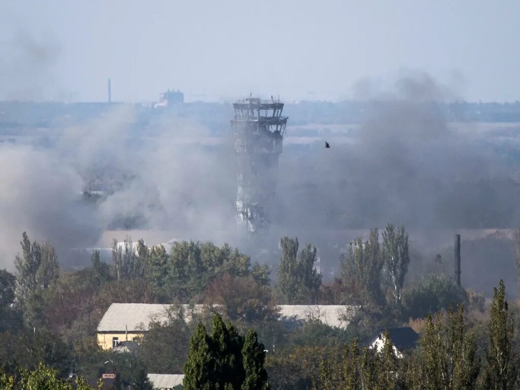 Донецк в огне. Шел донецк. Донецк киевский район обстрел 2022. Бои за донецкий аэропорт. Авдеевка донецк аэропорт.