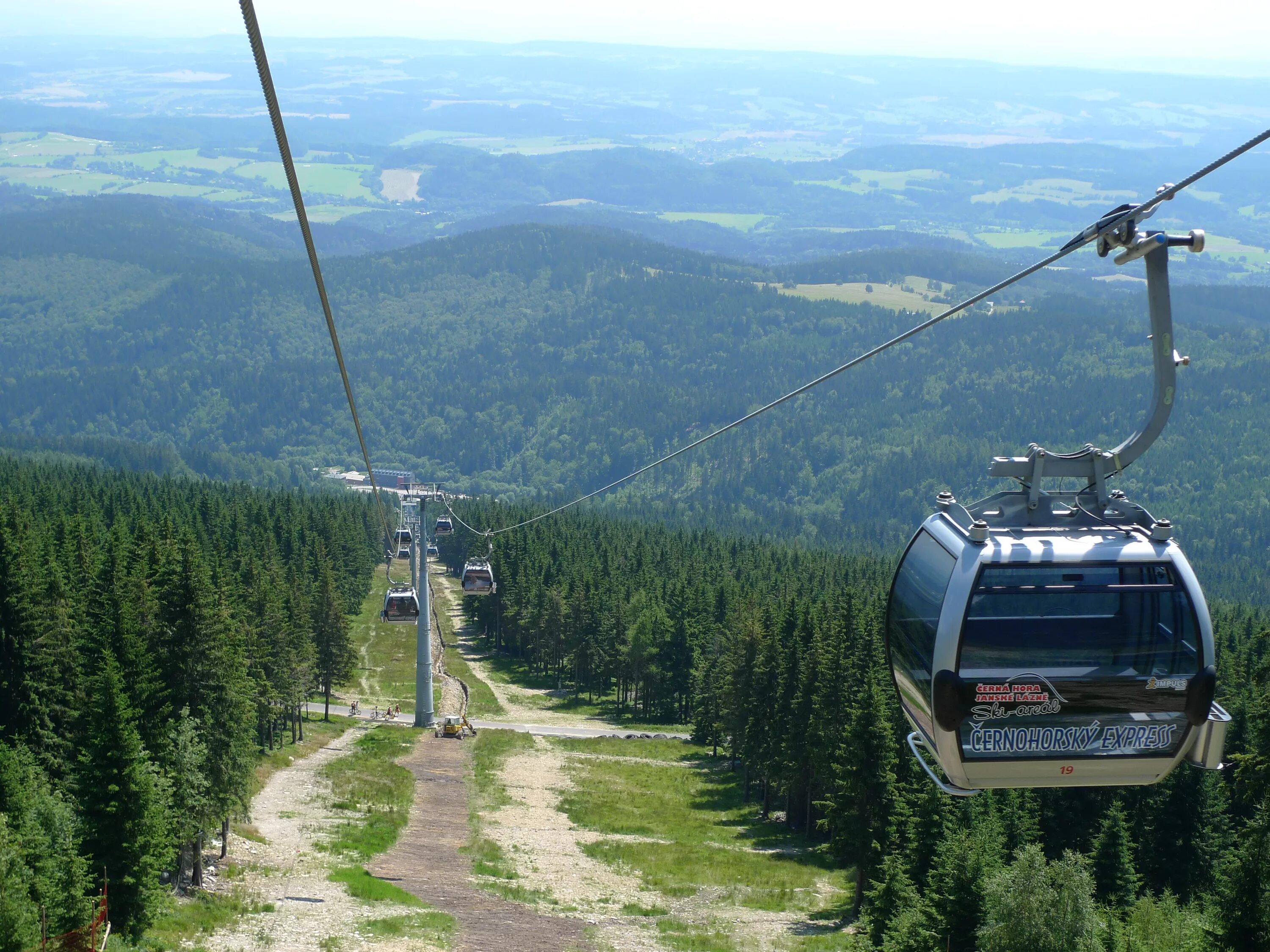 Бугель канатной дороги. Гондольно кресельный подъемник. Канатка коби гудаури. Кресельный подъемник аибга. Фуникулер альпы.