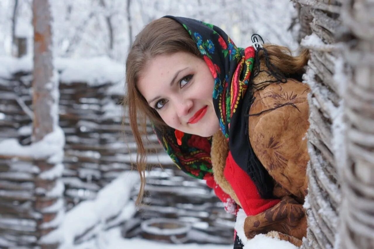 Russian. Русская красавица. Зимние русские красавицы. Зимняя фотосессия в деревенском стиле. Русская красавица зимой.