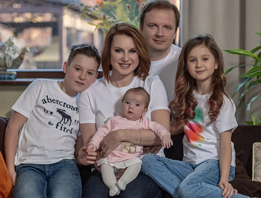 Слуцкая жена леонида слуцкого. Слуцкий и слуцкая родственники. Ирина слуцкая. Ирина слуцкая дочь леонида слуцкого. Ирина слуцкая жена леонида слуцкого.