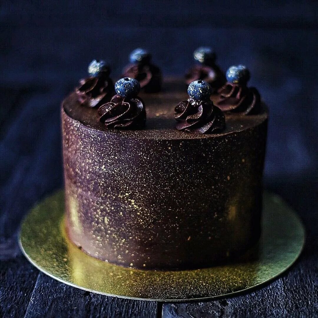 Торт с шоколадным ганашем. Ганаш для торта шоколадный. Шоколадный торт с кремом чиз. Шоколадный торт с шоколадным крем чизом. Темный ганаш.