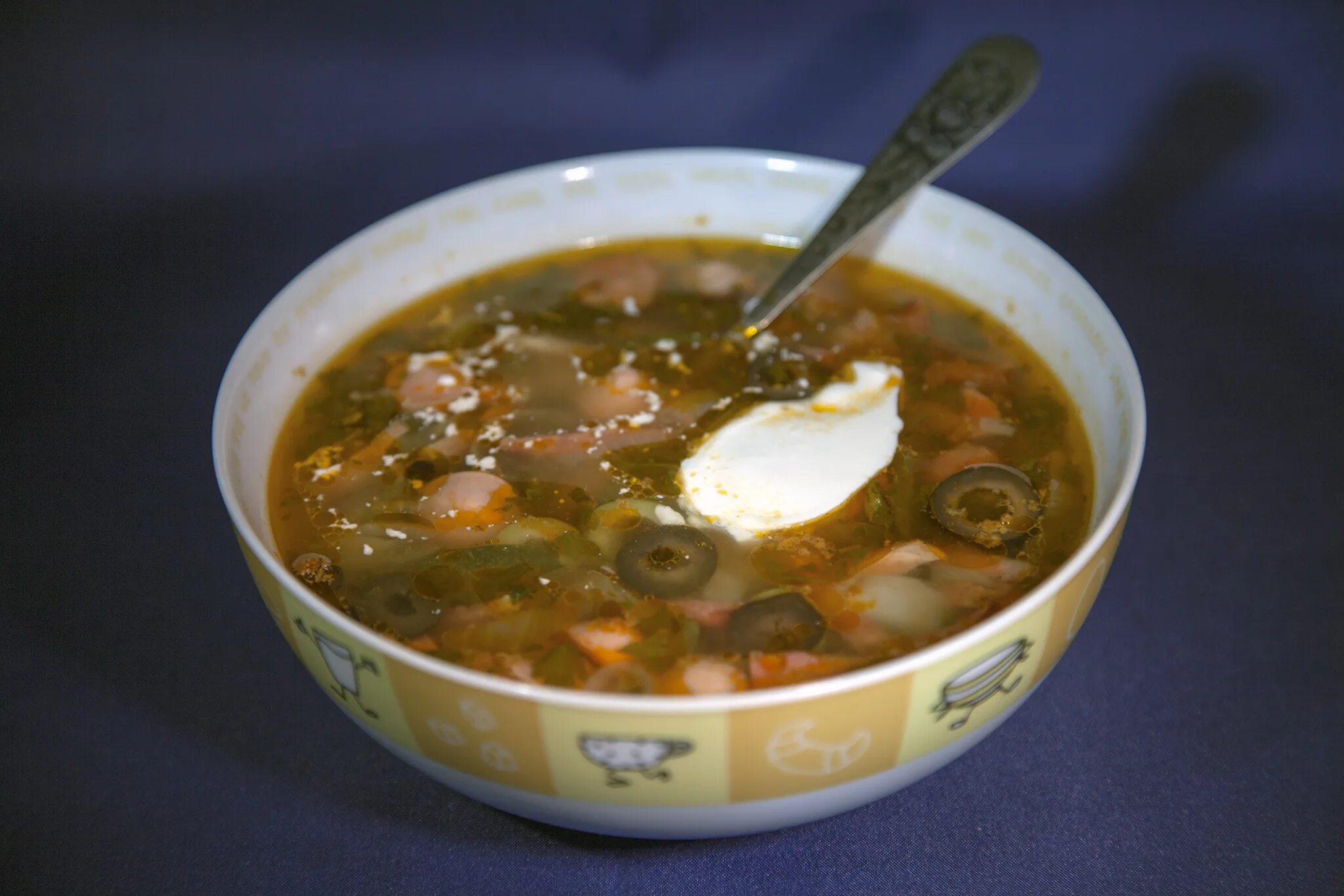 Солянка добавить рассол. Ирбей солянка. солянка сборная мясная. московская солянка. солянка по московски.