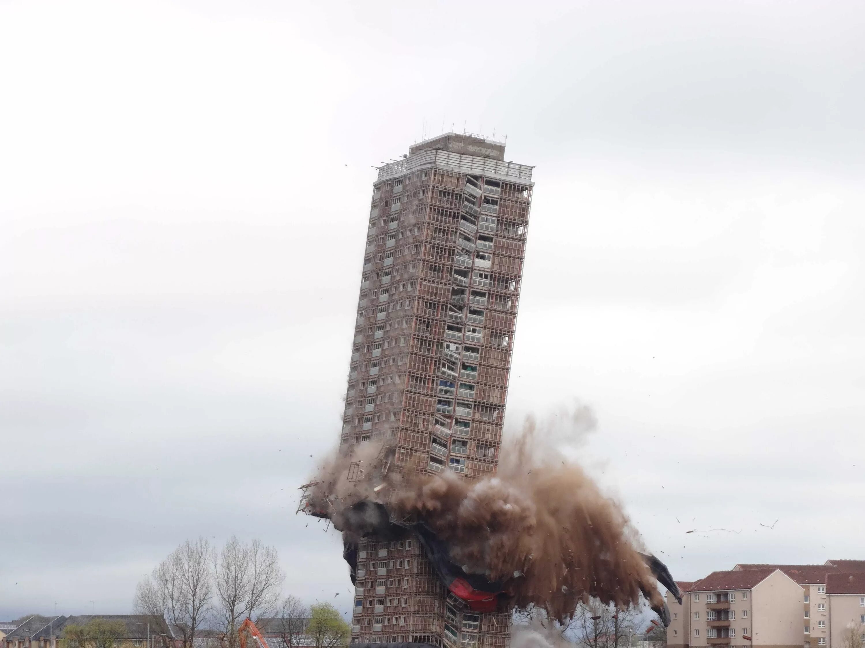 Падающее здание. Взрыв здания. Падающий дом. Подрыв здания.