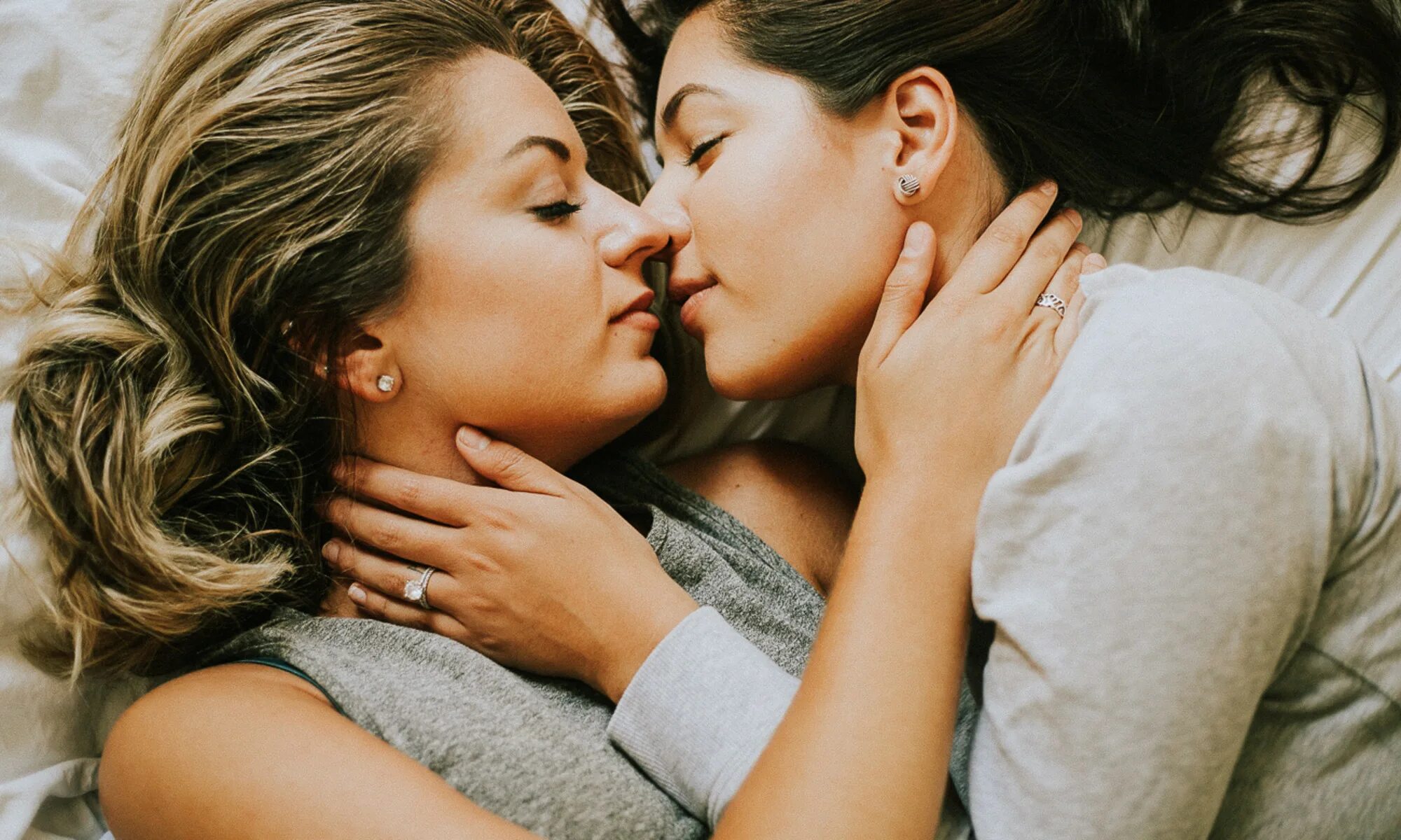 How lesbians. Красивые лесбийские пары. Самые красивые лесбийские пары. Красивые лесбийские позы. Лесбийское соблазнение.