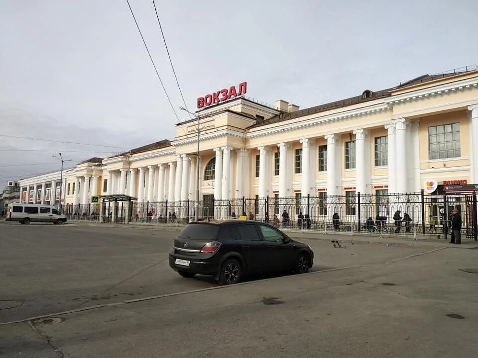 Сколько вокзалов в екатеринбурге. ЖД вокзал Свердловск пассажирский. Вокзал пассажирский ЕКБ. Ж/Д вокзал Екатеринбург-пассажирский. Железнодорожный вокзал Екатеринбург 2022.