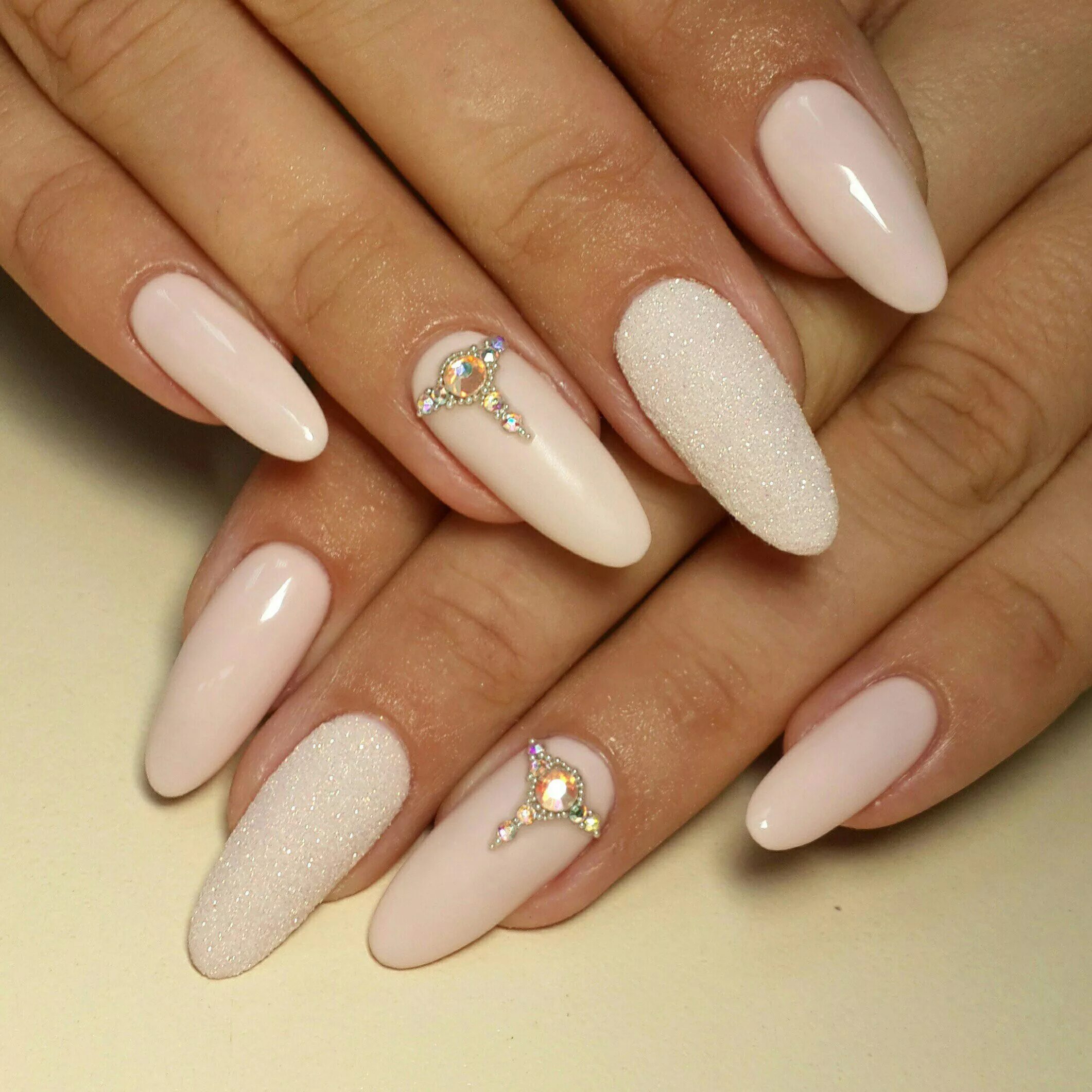 Ногти на новый год дизайн миндальной формы. Новогодний маникюр на миндалевидные ногти. Новогодний маникюр миндаль. Ногти на новый год дизайн миндальной формы. Маникюр белый миндалевидный.