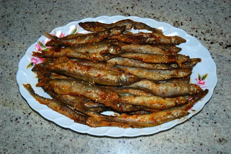 фото жареной мойвы. мойва жареная на сковороде с мукой. мойва жареная на сковороде. салака обжаренная. мойва в духовке с корочкой.