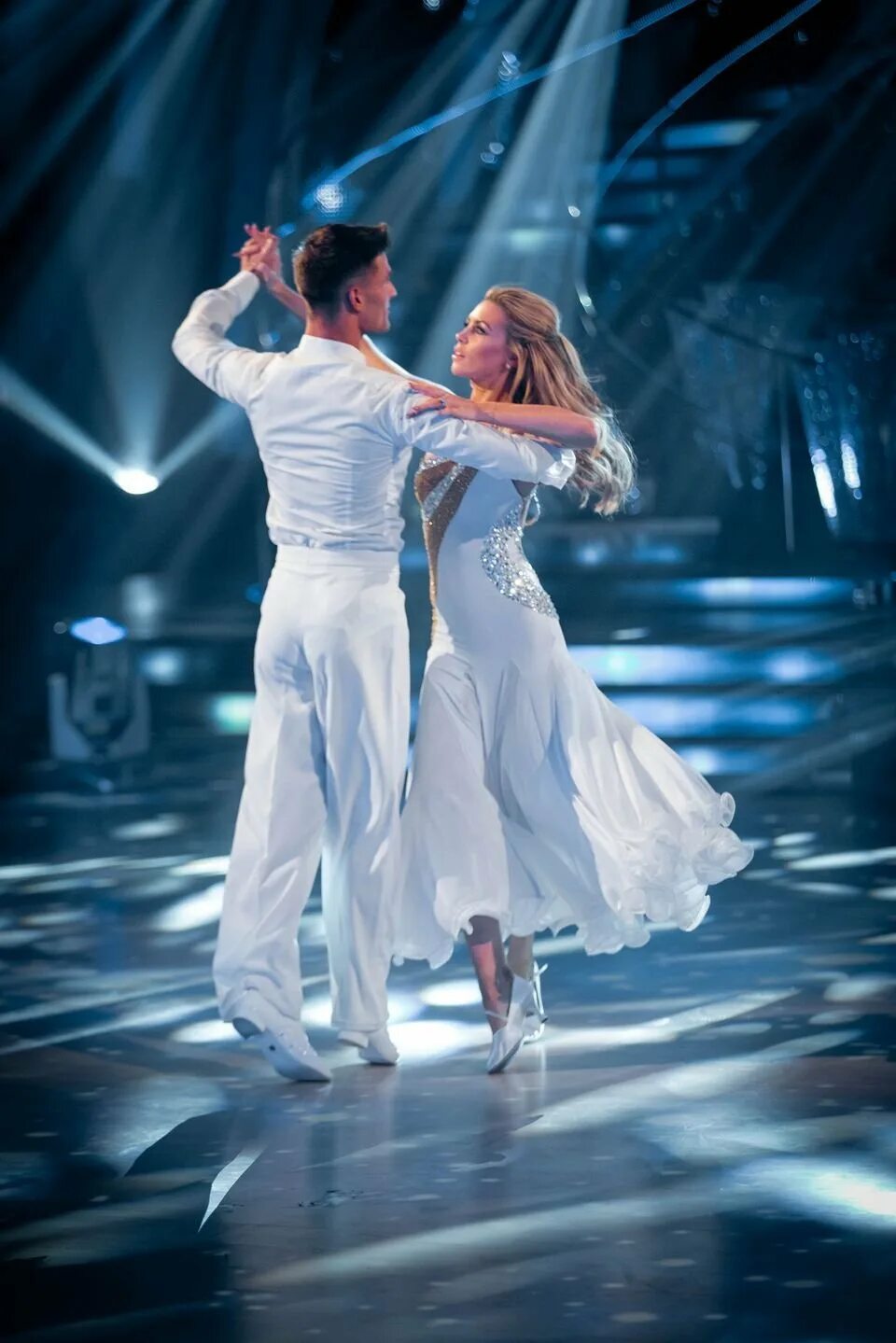 Танец вальс девочки. Abbey clancy aljaz skorjanec. вальс танец. танцующая пара в белом. вальс пара.