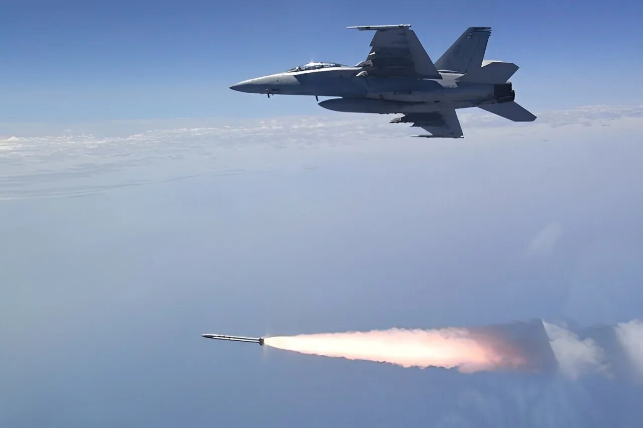 Ракета agm-88 была запущена истребителем миг-29. Самолет против ракет игра. Дрон-камикадзе герань-2. Магическая ракета. Полет крылатой ракеты.