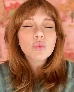 1. Bryce Dallas Howard pertama kali muncul dalam film seri Jurassic World.