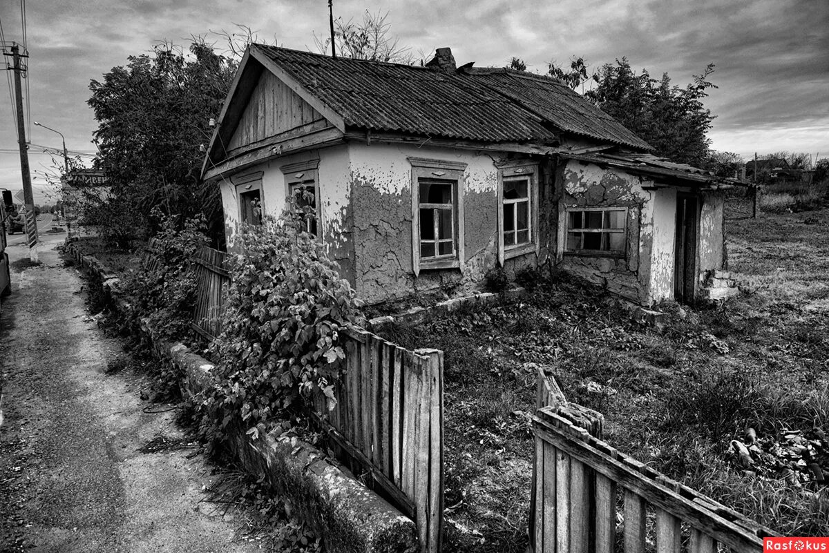 Очень старый деревянный домик. Заброшенный дом. Старый деревянный дом. Всратый деревянный дом. Качество старого дома.