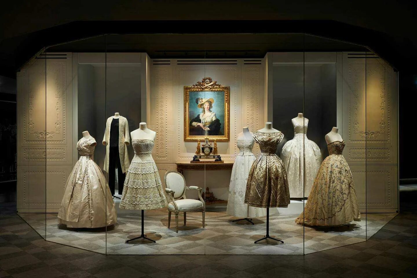 Кристиан диор boutique paris. Кристиан диор boutique paris. Кристиан диор кутюрье. Кристиан диор кутюрье. Мода.