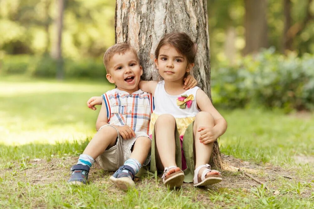 старшая и младшая сестра. Brat i s. любовь детей 12 лет. фотосессия брат с сестрой. девочка с младшим братом.