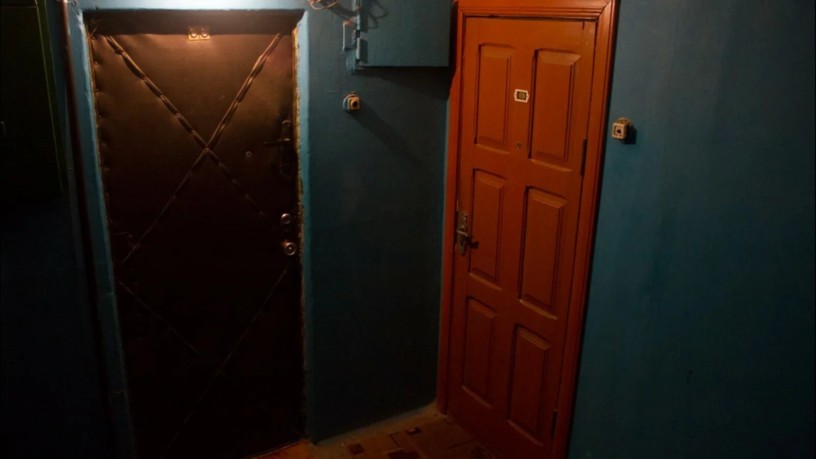 Подъезд с открытой дверью. Дверь в квартиру в подъезде. Входная дверь в квартиру в подъезде. Старая входная дверь. Советская металлическая дверь.