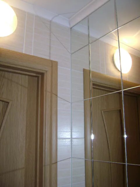 зеркальная панель на самоклеющейся основе. зеркало 700*2000 с фацетом. зеркало на колонне в интерьере. зеркальные двери в интерьере. зеркало лучано фацет.