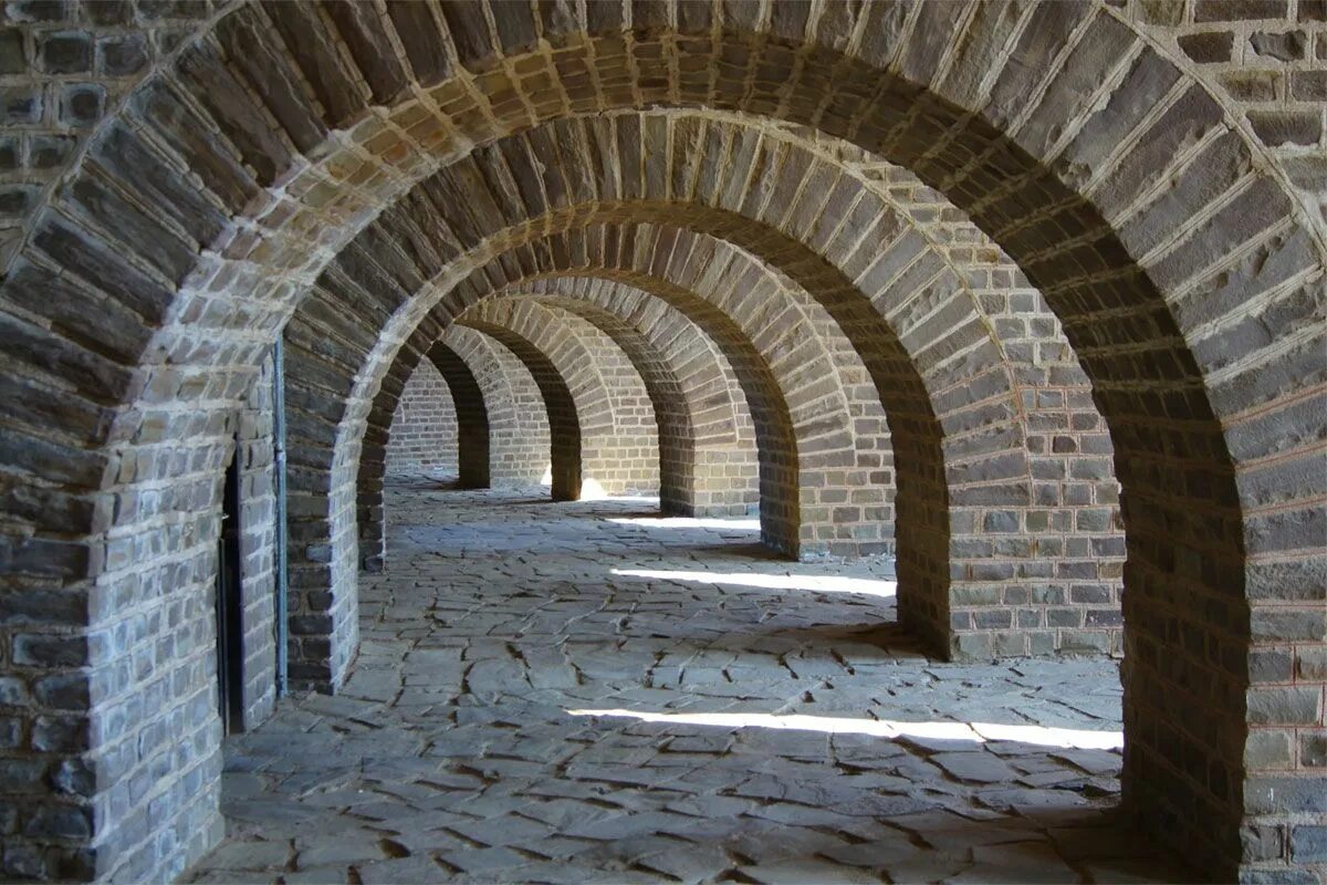 Арка августа в римини. Романская арка в архитектуре. Полуциркульные арки в романском стиле. Арка one. Санта-барбара сериал арка.