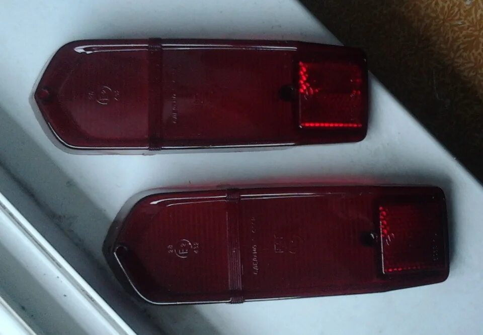 Старый задний. Задние фонари американских авто. Фон под старину. Задний мост ваз 2101. Фонарь задний зил 130.