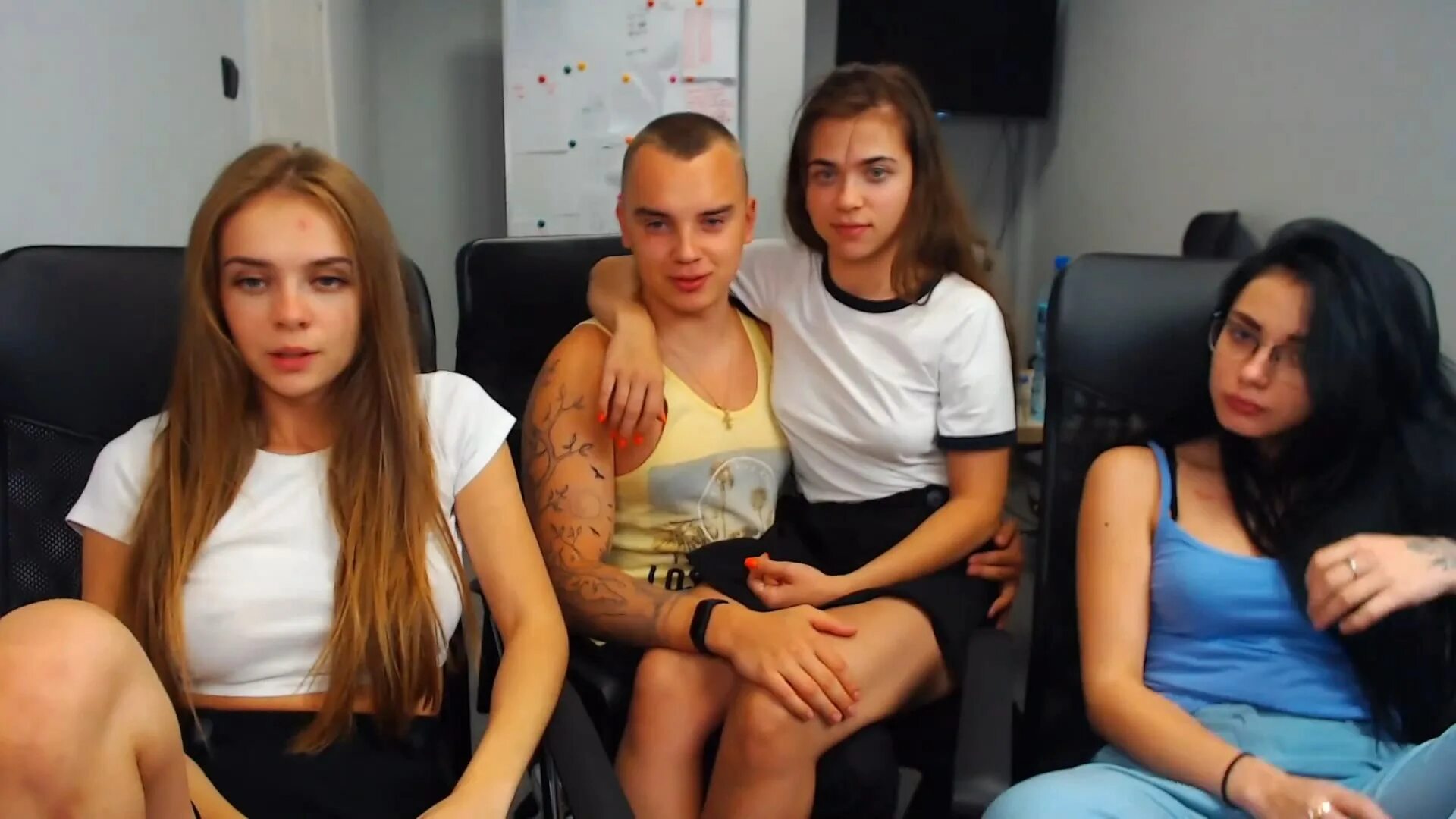 Вебка девушка и два парня