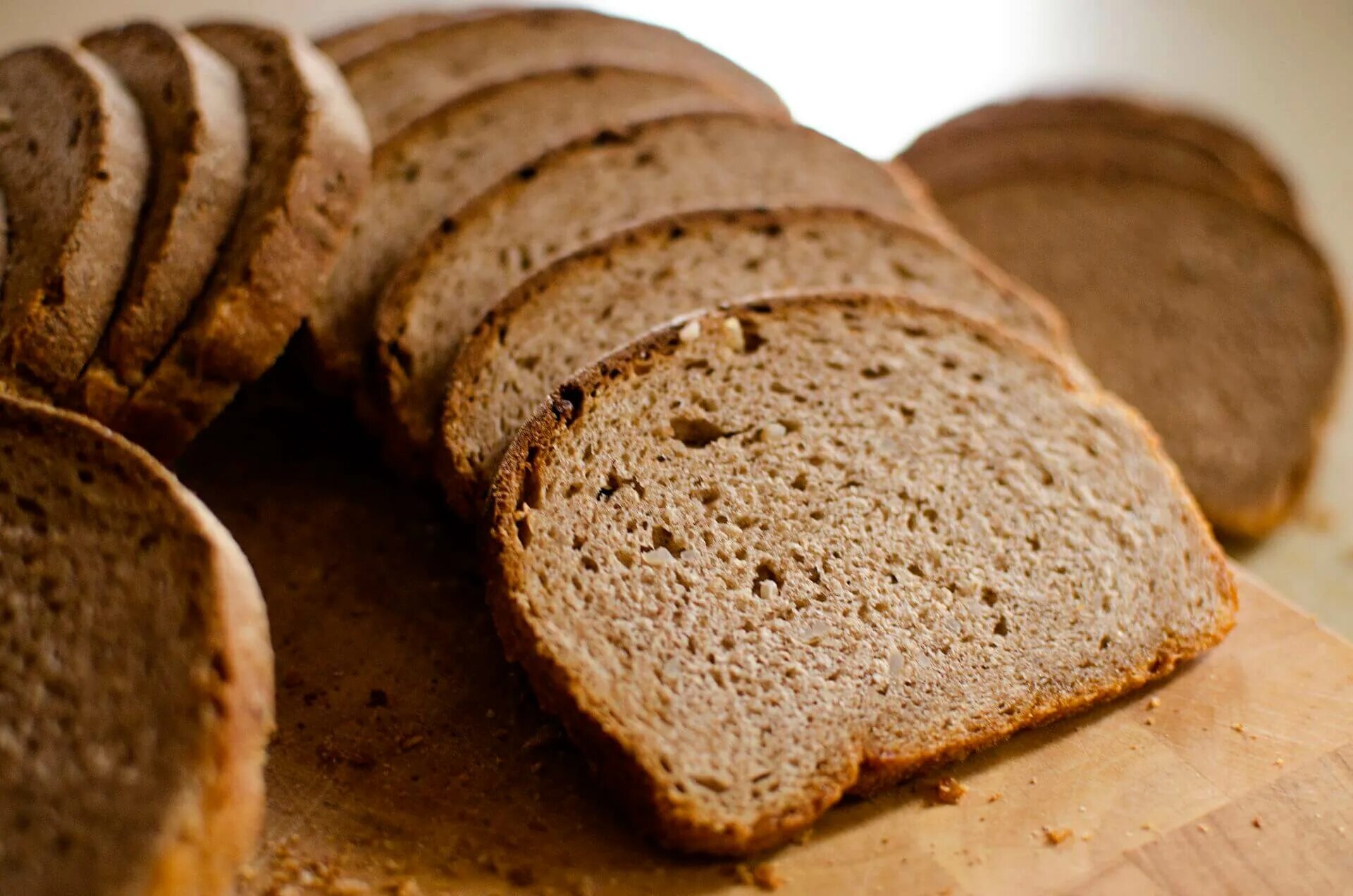 Какой хлеб повышает сахар. Хлеб. Полезный хлеб. Какой хлеб самый полезный. Smart хлеб.