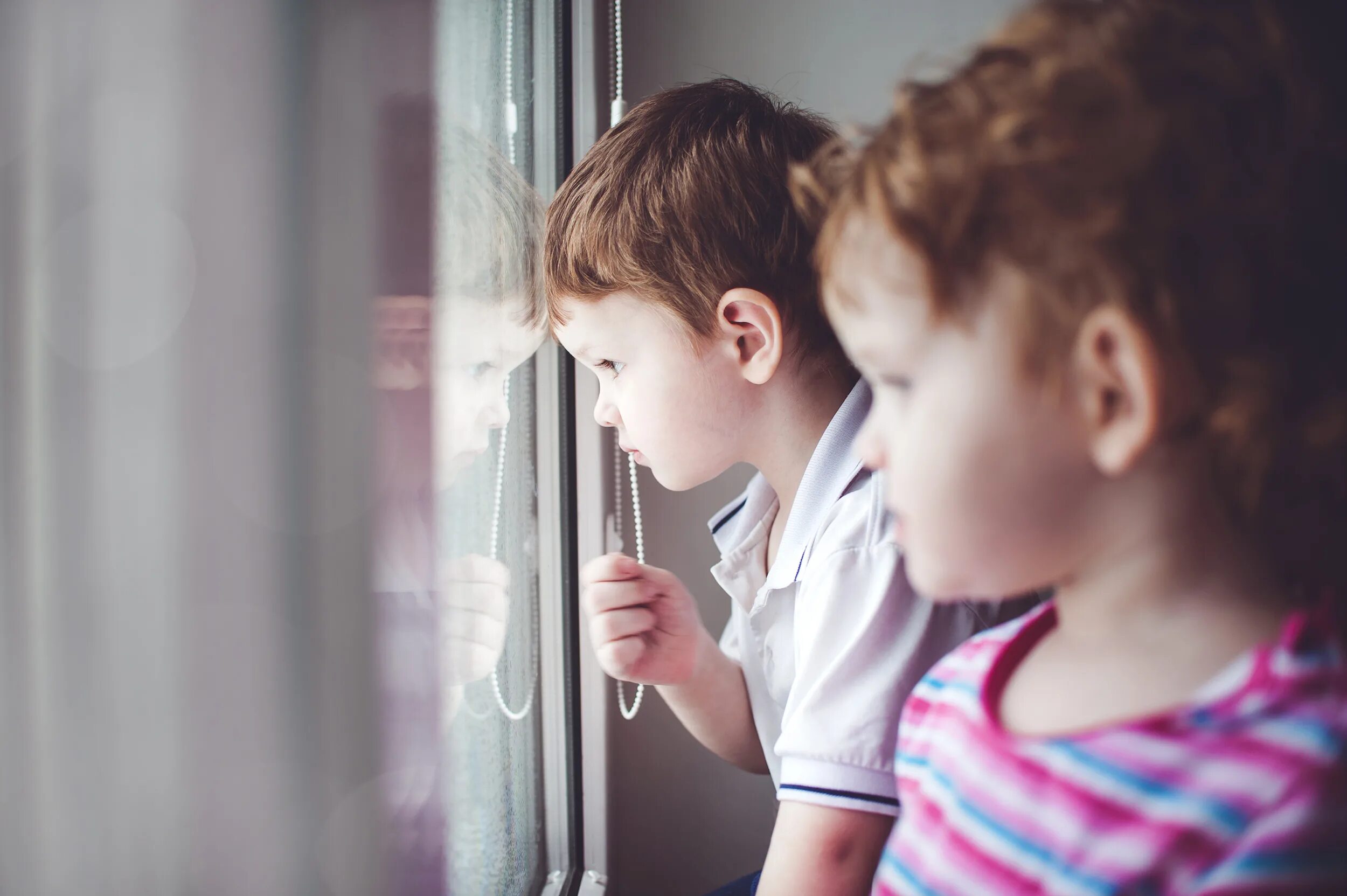 Грустный ребенок. Мальчик на подоконнике. A boy looking out the window. Look out of the window. Careful careless.