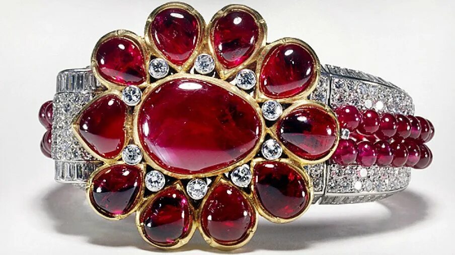 украшения с рубином в золоте. рубин сапфировой огранки. рубин камень украшение. драгоценности с рубином. алмаз шпинель турмалин.