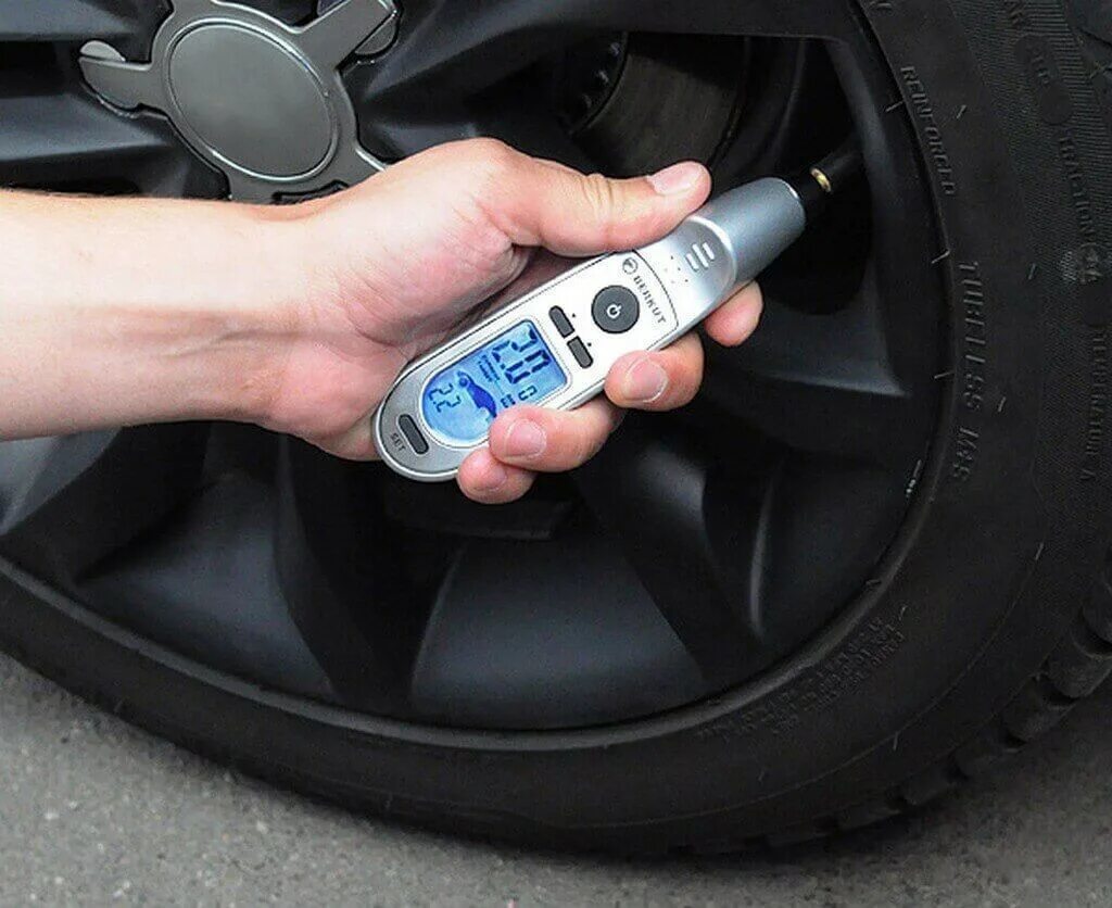 Измерение давления в шинах автомобиля. Измеритель давления в шинах автомобиля. Давление в шинах автомобиля. Проверка давления в шинах. Прибор для проверки давления в шинах автомобиля.