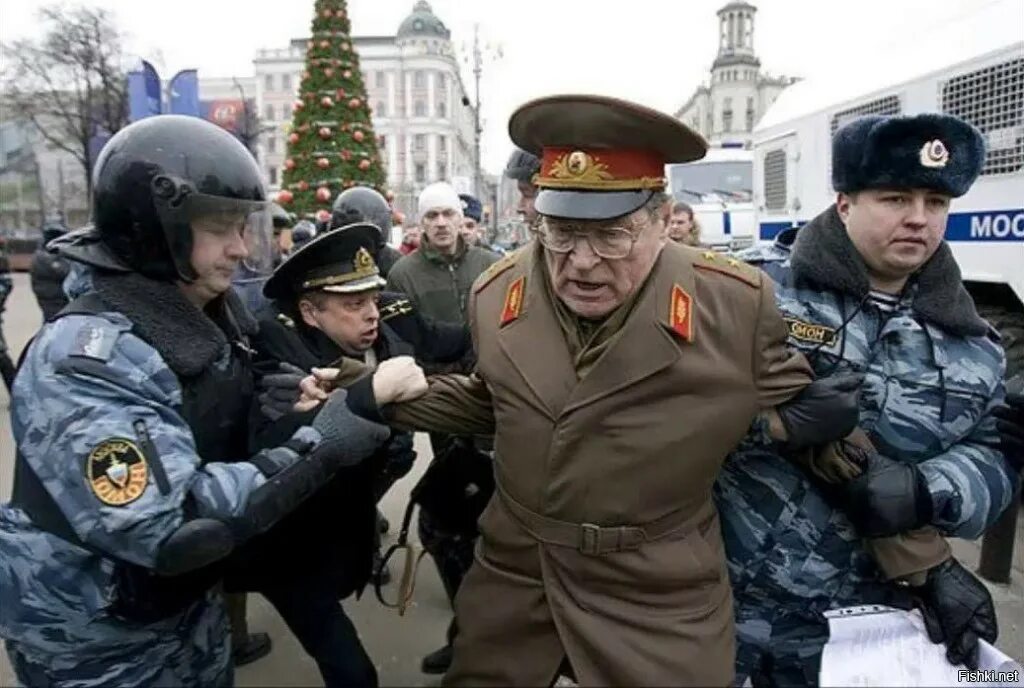 Снова в погонах. Демотиваторы про войну. Демотиваторы про офицеров.