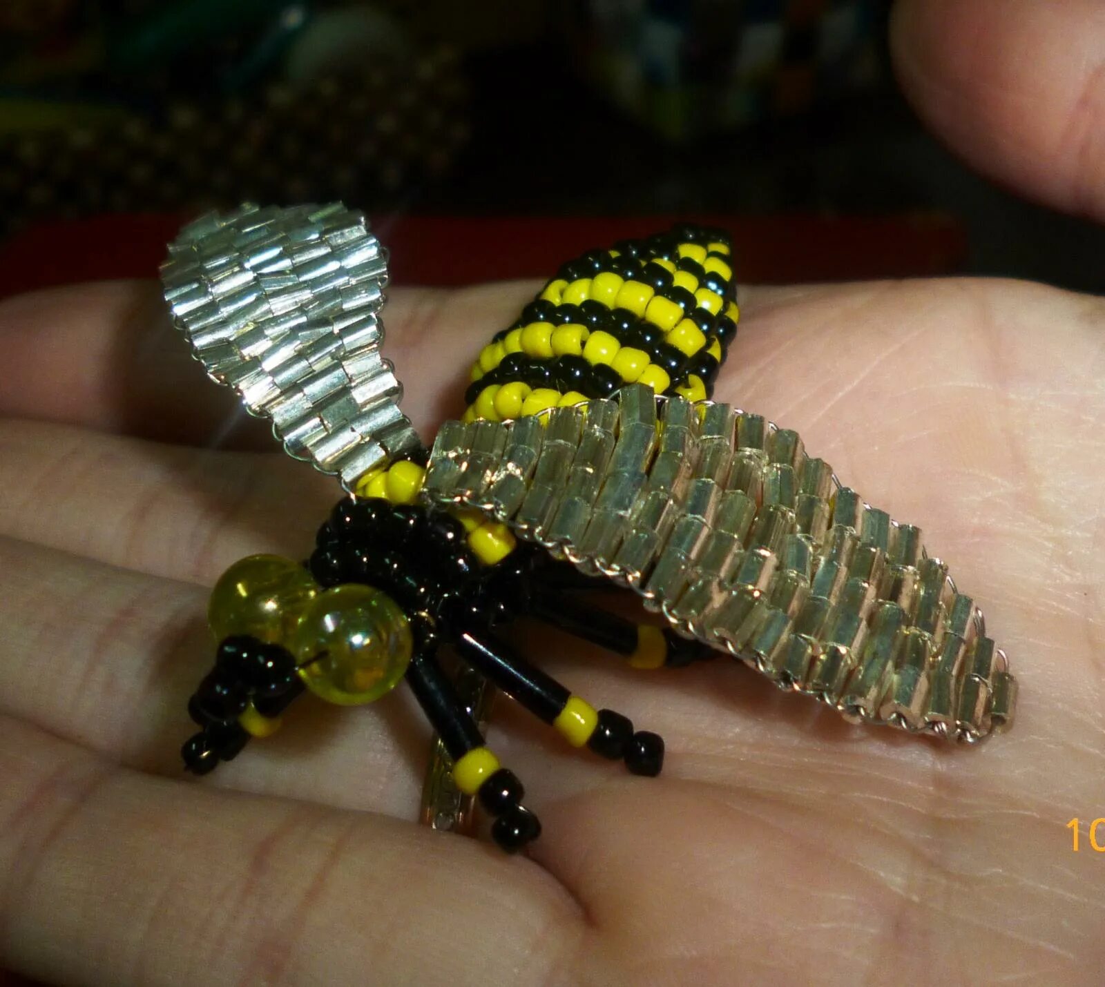 Пчела из бисера. Пчёлки из бусин. Бисероплетение пчелка. Пчёлки из бусин. Пчёлка из бисера объемная.