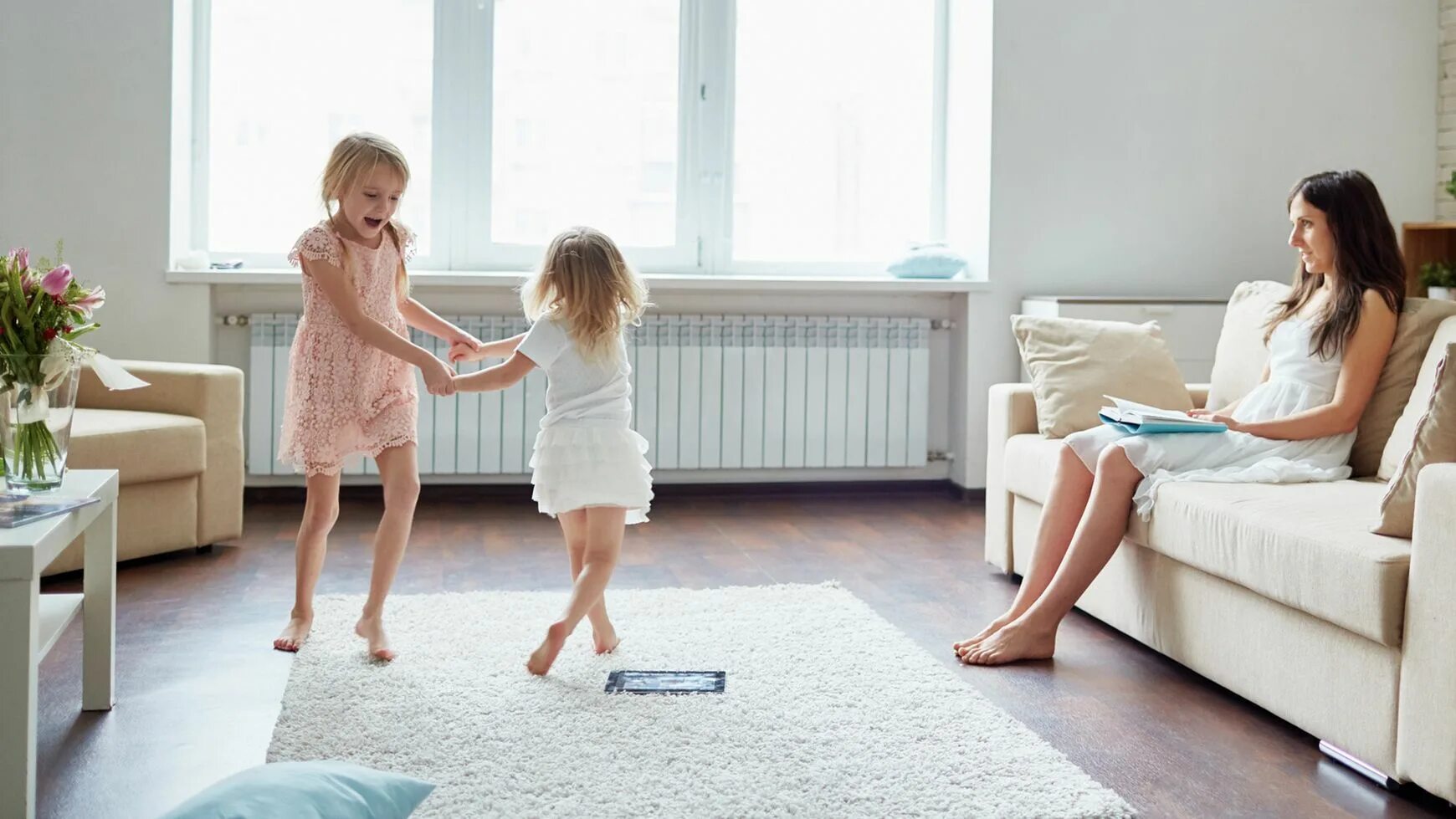 Семья у окна. Child in the Living Room. Children playing in the Living Room. Playing in the bedroom